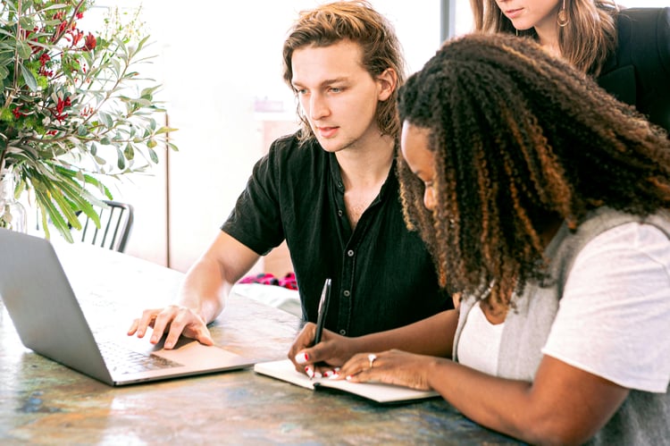 People looking at a computer - SharePoint- OneDrive